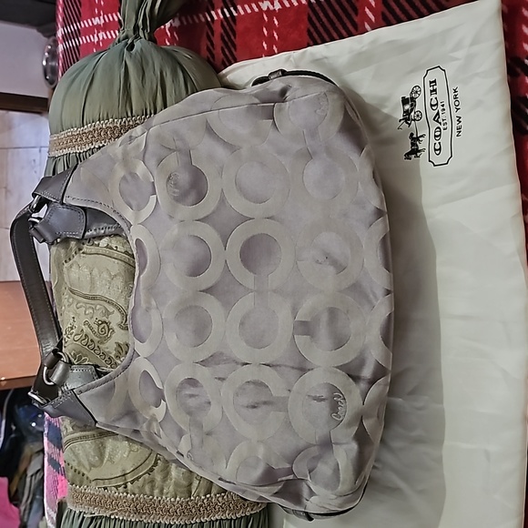 Authenticate Coach shoulder bag - Picture 3 of 8